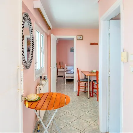 Top Floor Suite, Flat & Studio With Shared Infinity Pool