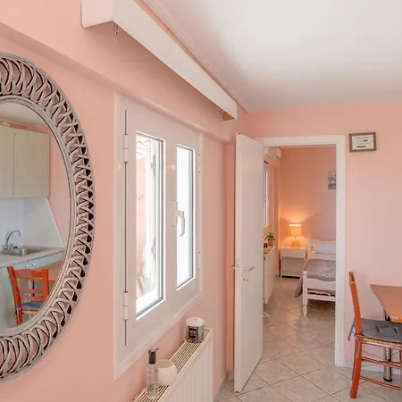 Top Floor Suite, Flat & Studio With Shared Infinity Pool Appartamento
