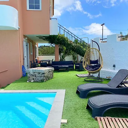 Top Floor Suite, Flat & Studio With Shared Infinity Pool Appartamento *