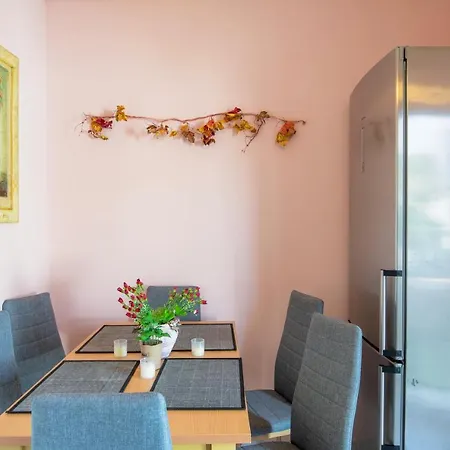Apartmán Top Floor Suite, Flat & Studio With Shared Infinity Pool