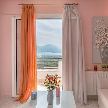 Top Floor Suite, Flat & Studio With Shared Infinity Pool Apartmán