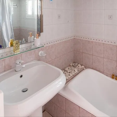 Apartmán Top Floor Suite, Flat & Studio With Shared Infinity Pool Kaminarata