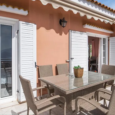 Top Floor Suite, Flat & Studio With Shared Infinity Pool Apartmán Kaminarata