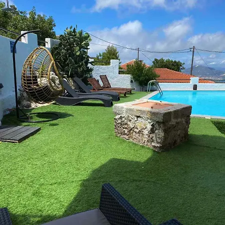 Top Floor Suite, Flat & Studio With Shared Infinity Pool Apartmán *